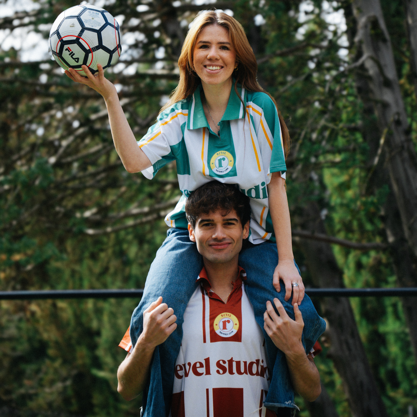 chico y chica utilizando ambas versiones de la retro football tee
