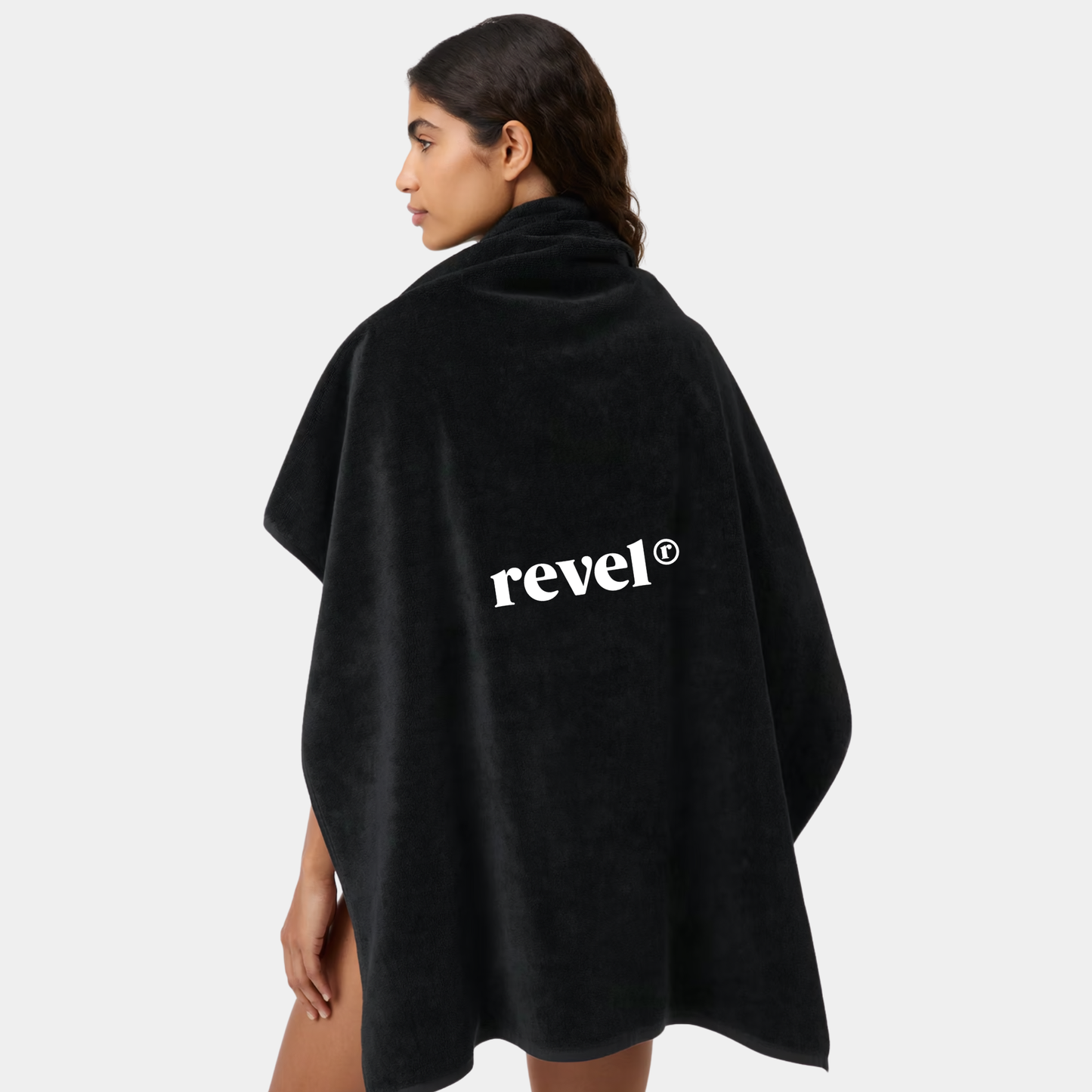 Chica modelando la revel towel en color negro con logo blanco