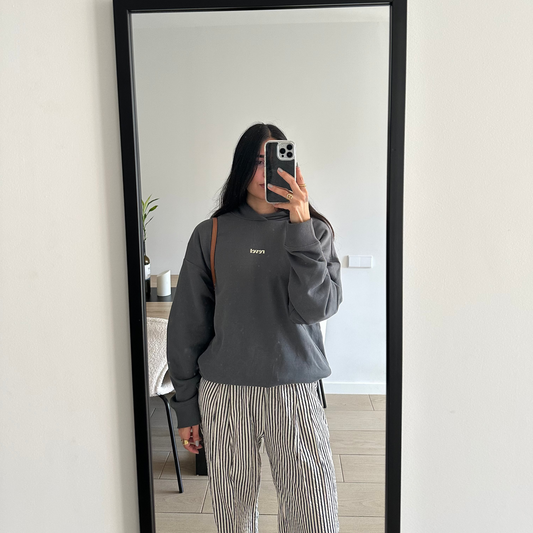 Modelo usando la purpose driven hoodie gris en talla M