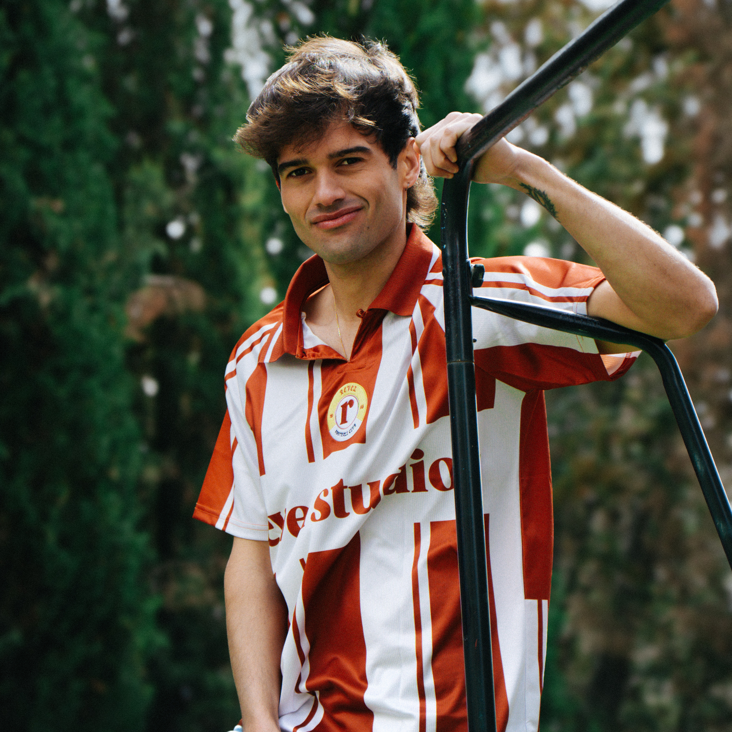 Chico utilizando la retro football tee en su versión marrón