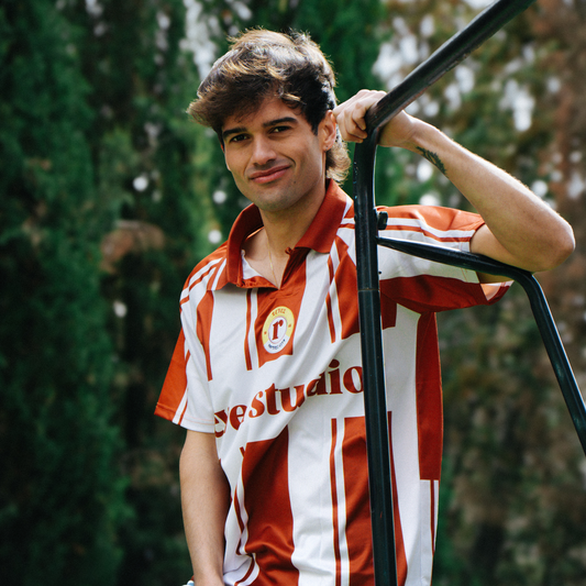 Chico utilizando la retro football tee en su versión marrón