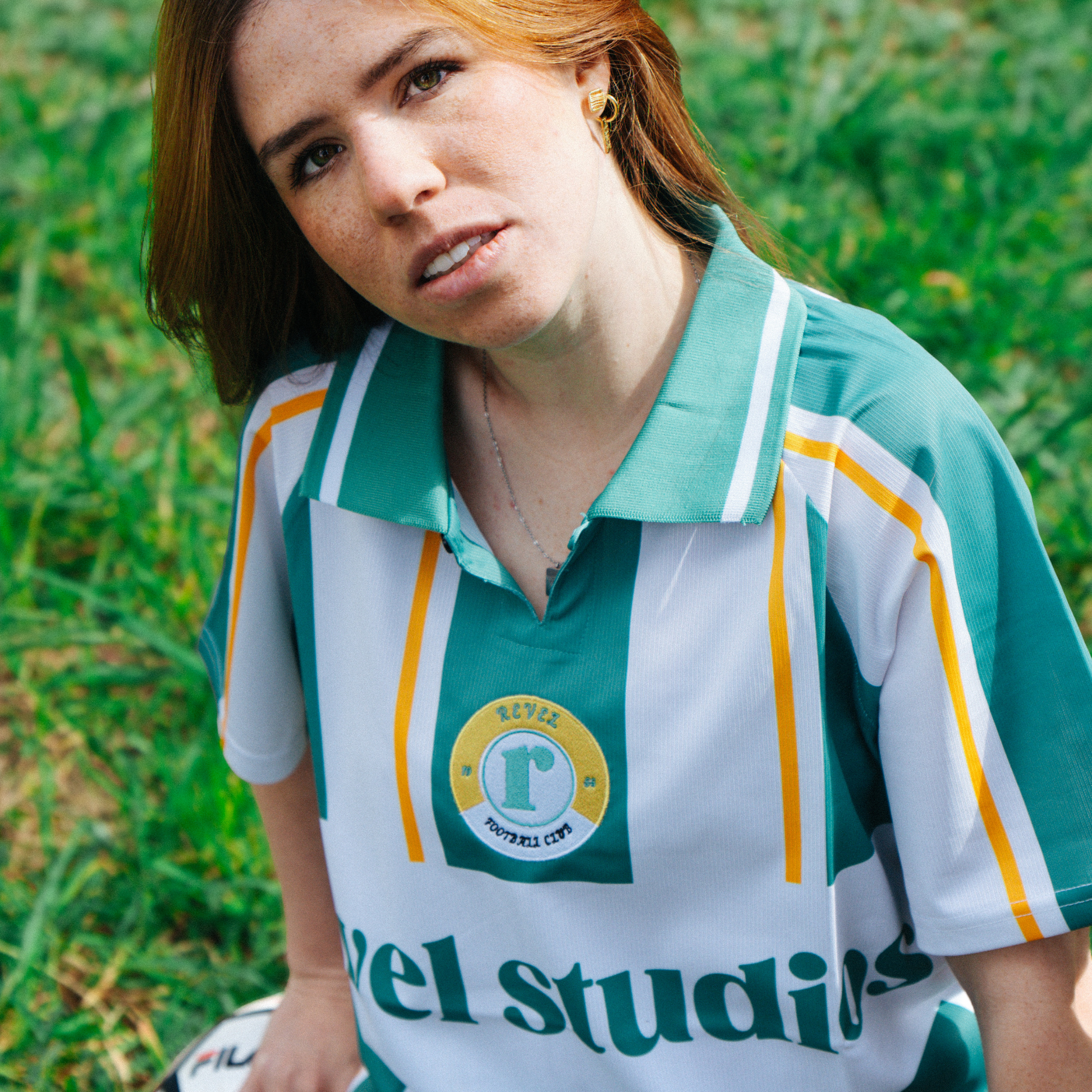 Chica utilizando la retro football tee en su versión verde