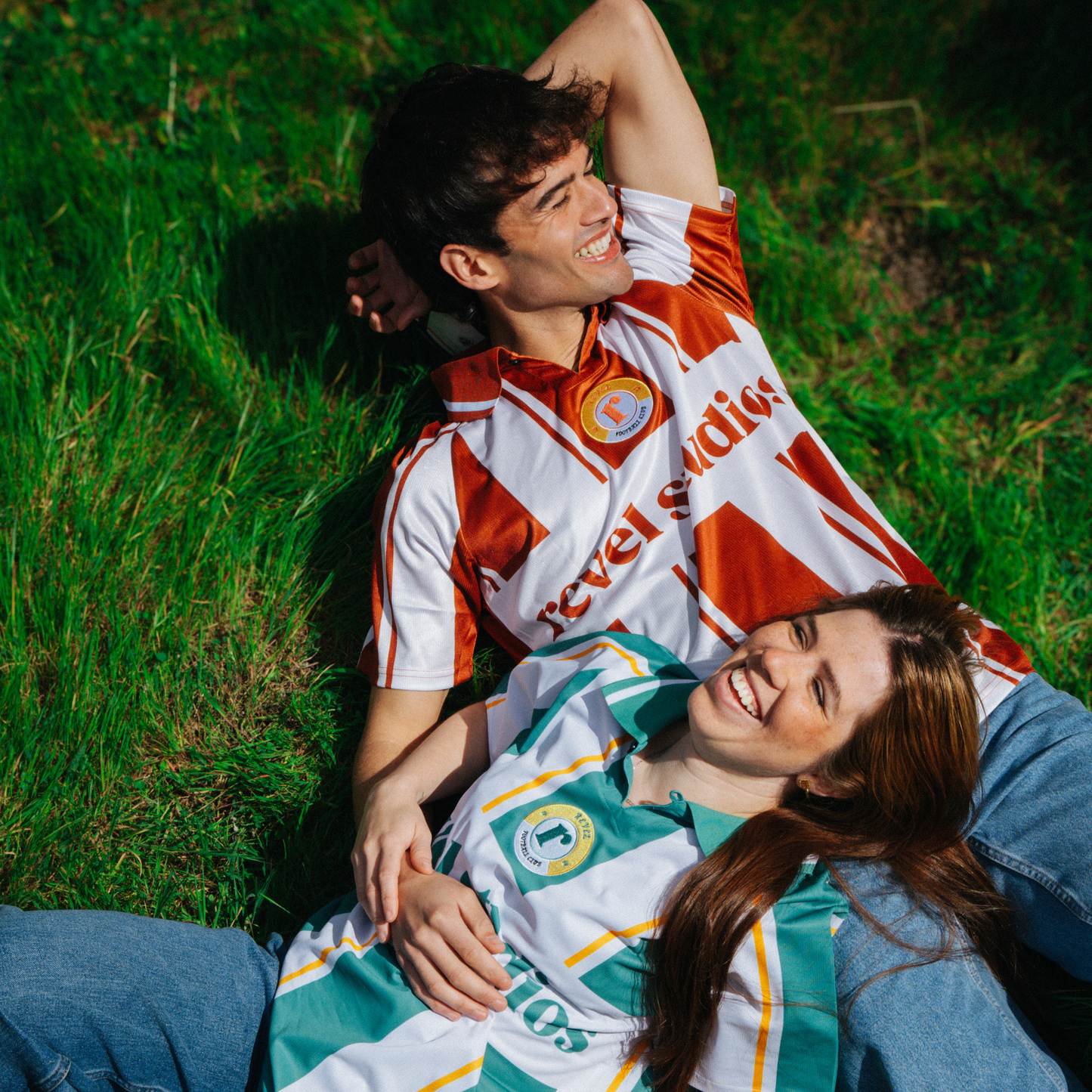 Chico y chica utilizando ambas versiones de la retro football tee 