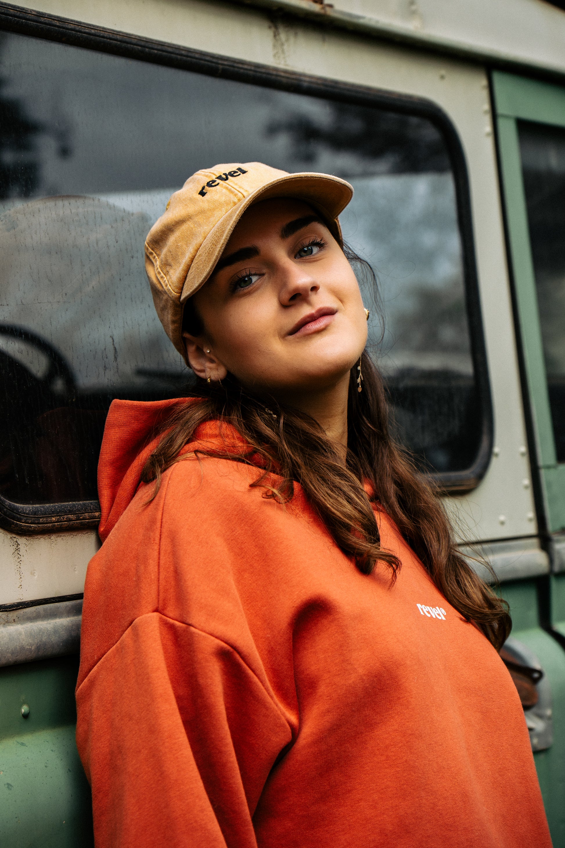 Chica usando revel daily cap color mostaza