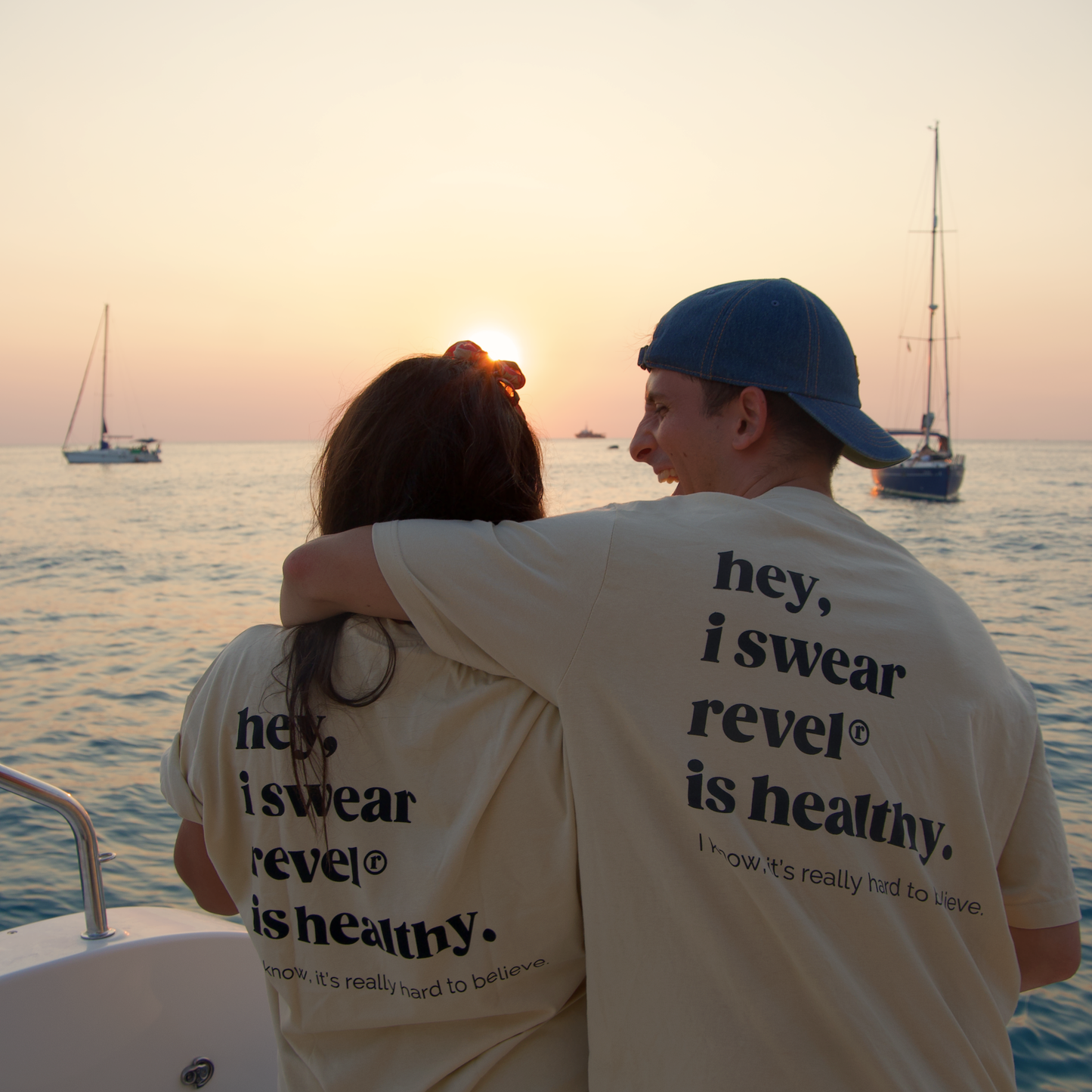 Chico y chica utilizando la revel is healthy oversize tee en su versión beige