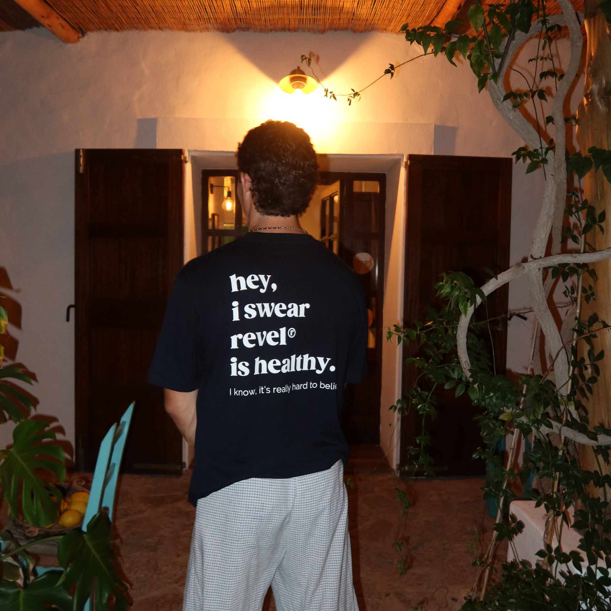 Chica utilizando la revel is healthy oversize tee en su versión black