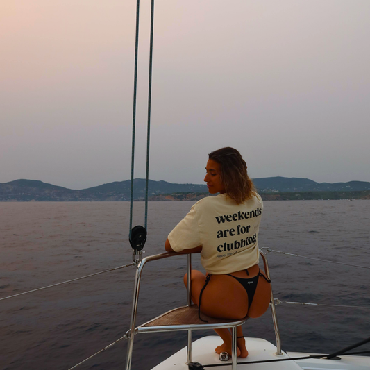 Chica utilizando la run clubbing oversize tee en su versión beige