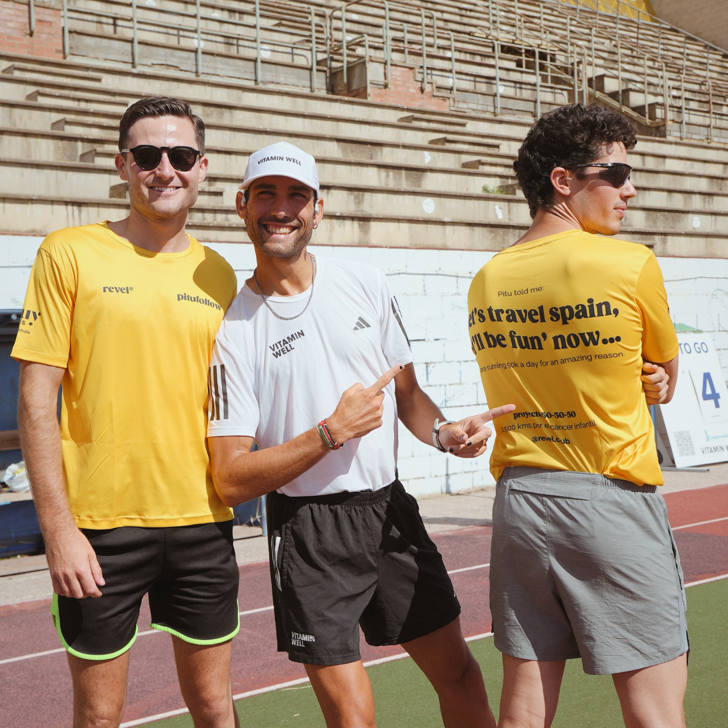 Pitu mostrando la solidarity running shirt en el acompañamiento de revel en Proyecto 50-50-50 en Soria