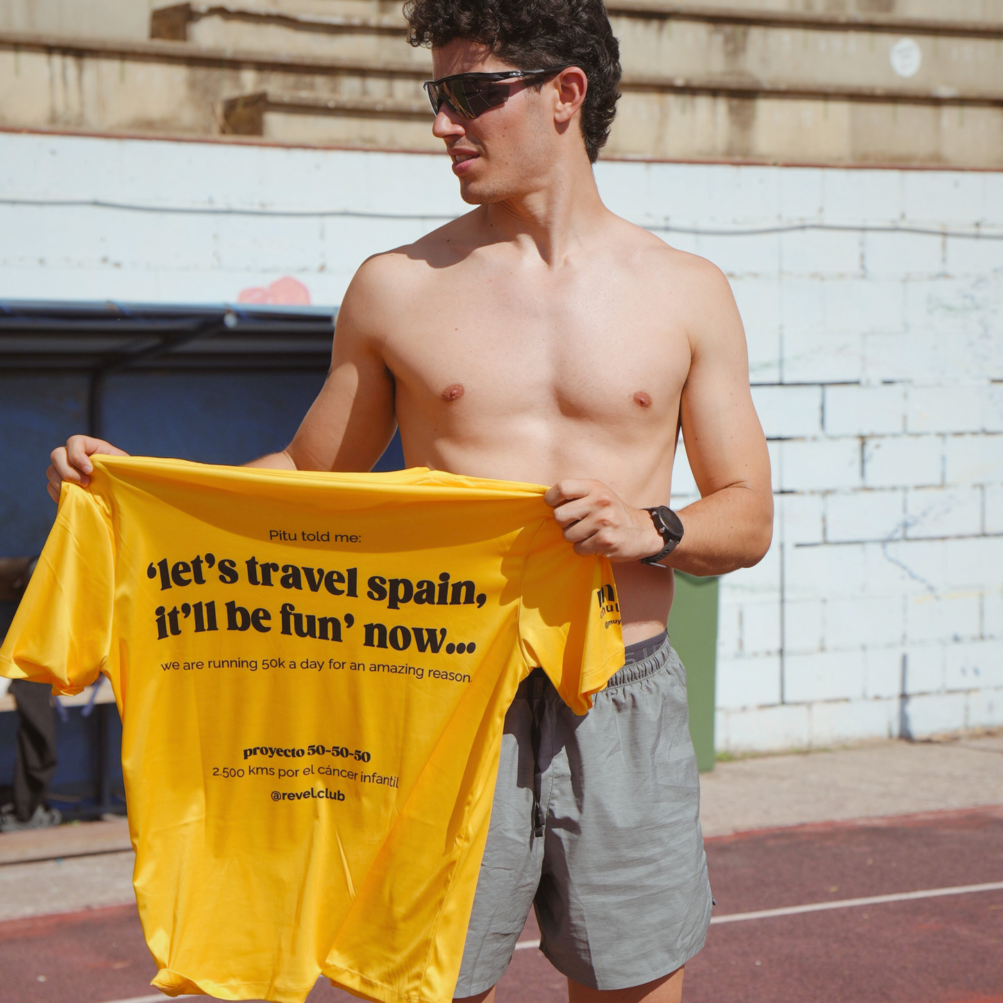Adri mostrando la solidarity running shirt en Su acompañamiento con el Pitu en Soria