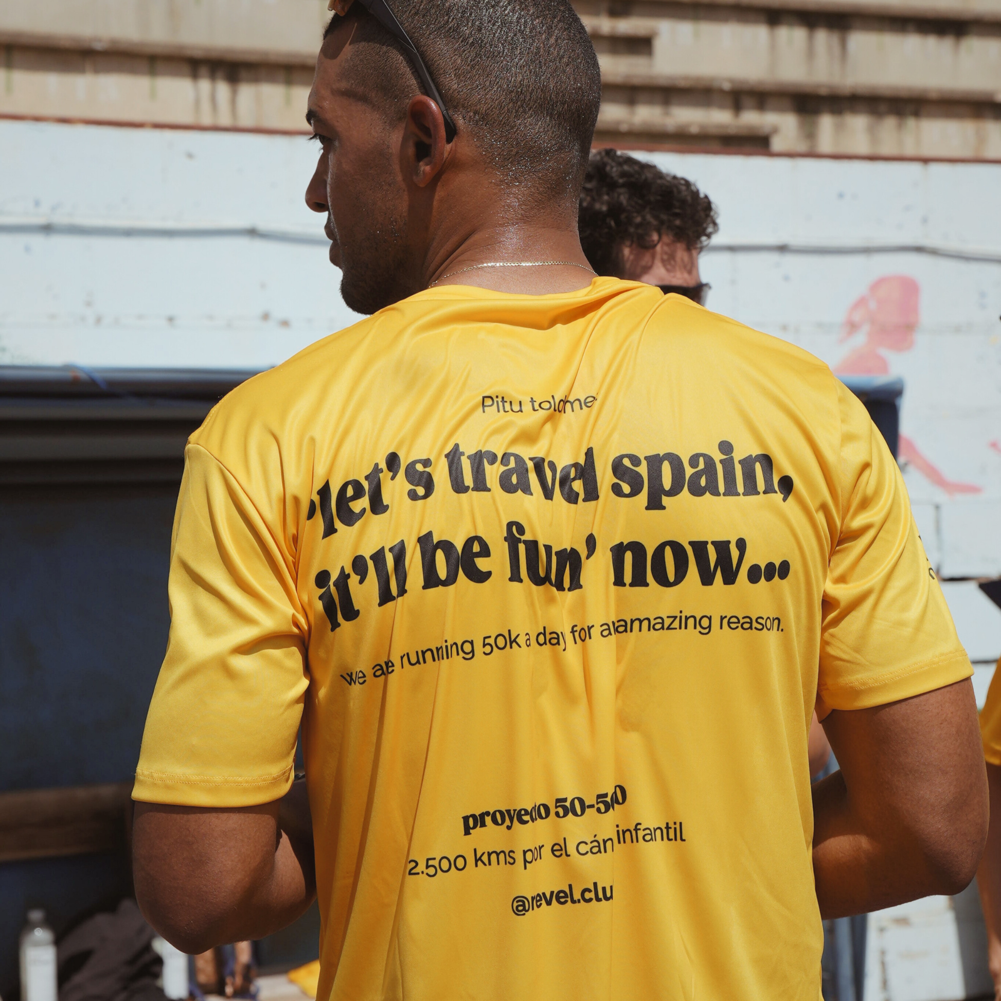 Henry modelando la solidarity running shirt en Soria