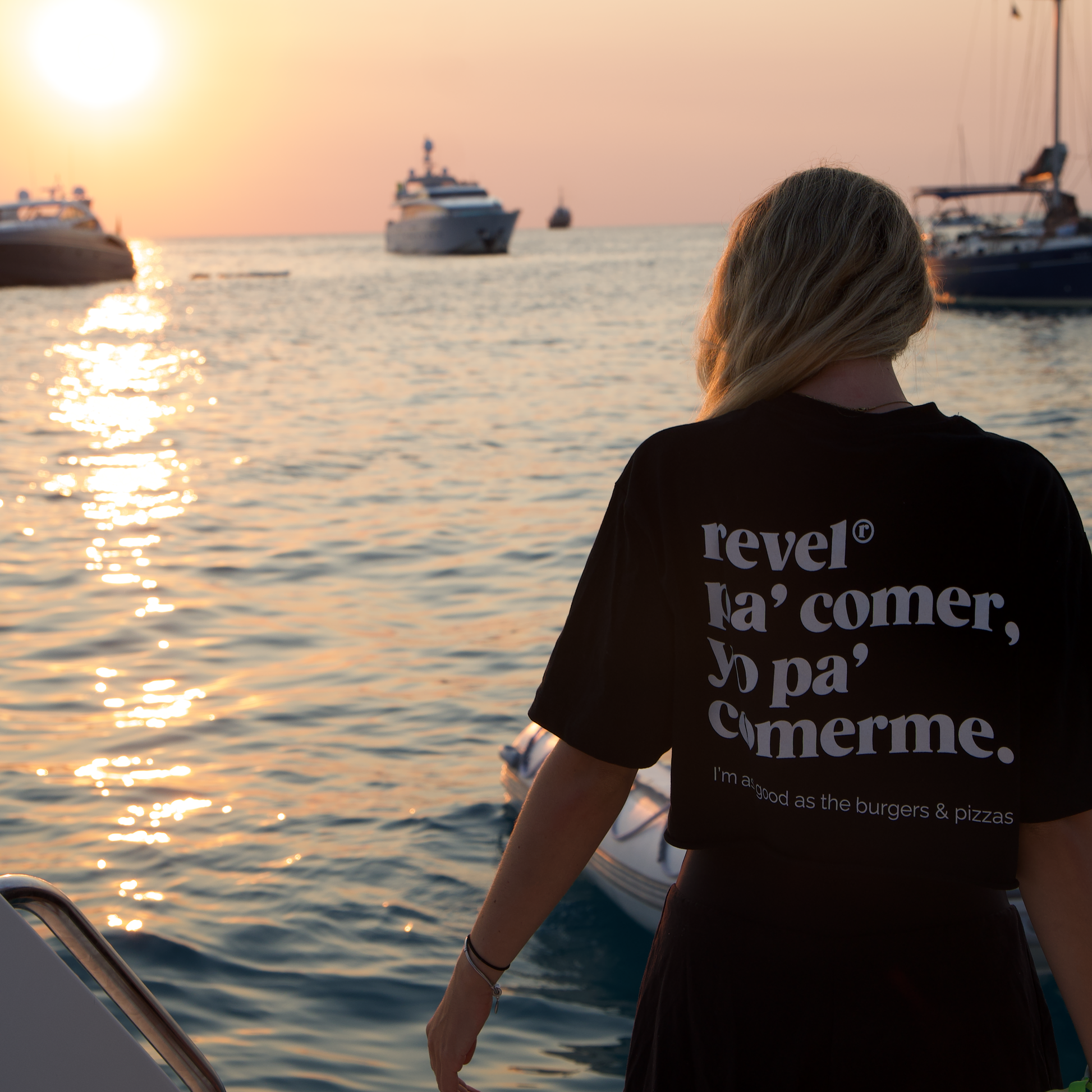 Chica utilizando la yo pa comerme oversize tee en su versión black