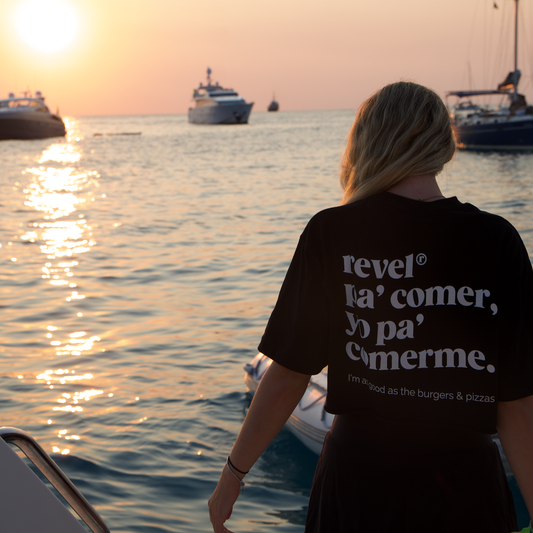 Chica utilizando la yo pa comerme oversize tee en su versión black